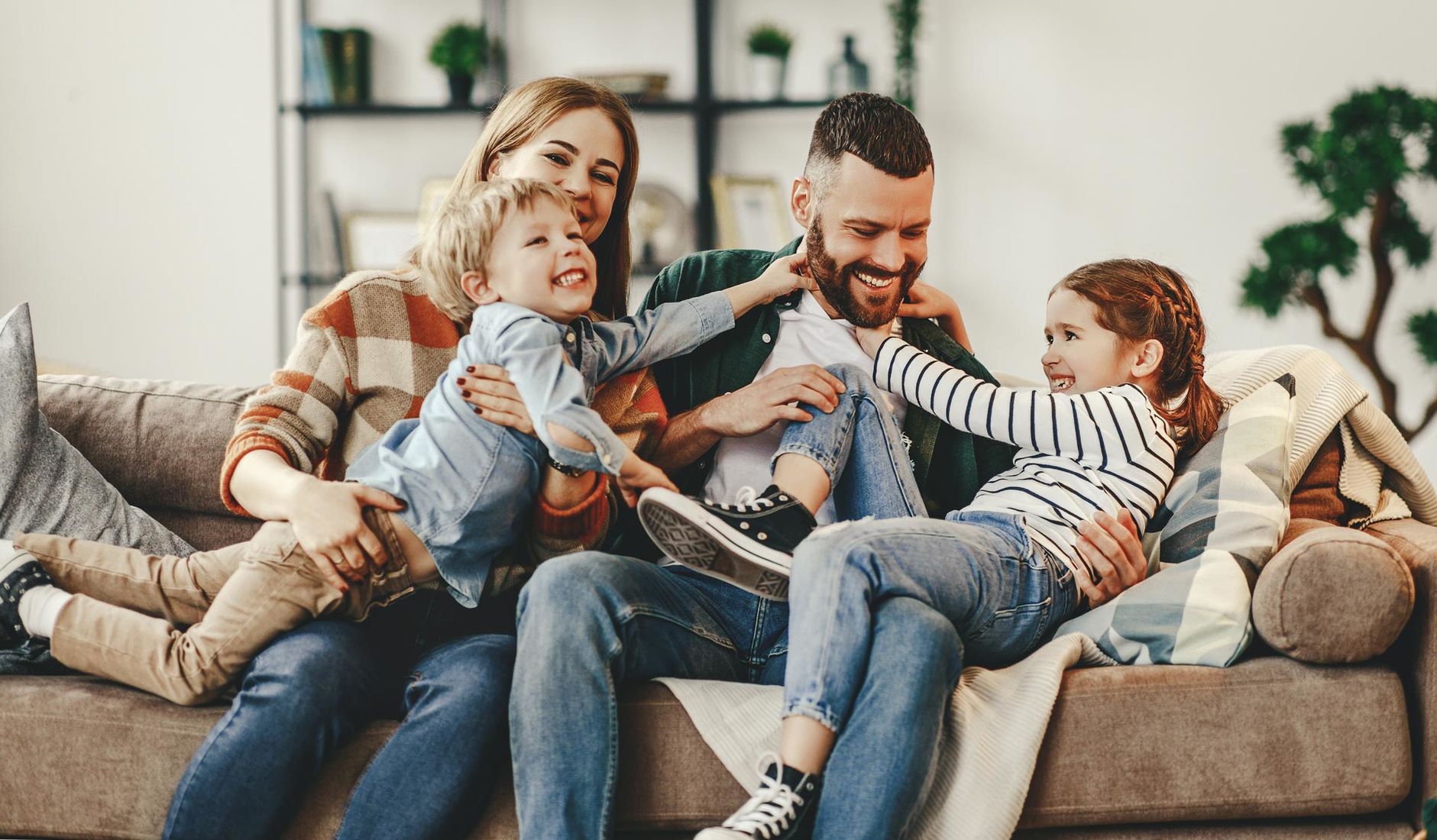 Immobilien Abita Familie Eigenheim Sofa Zufrieden
